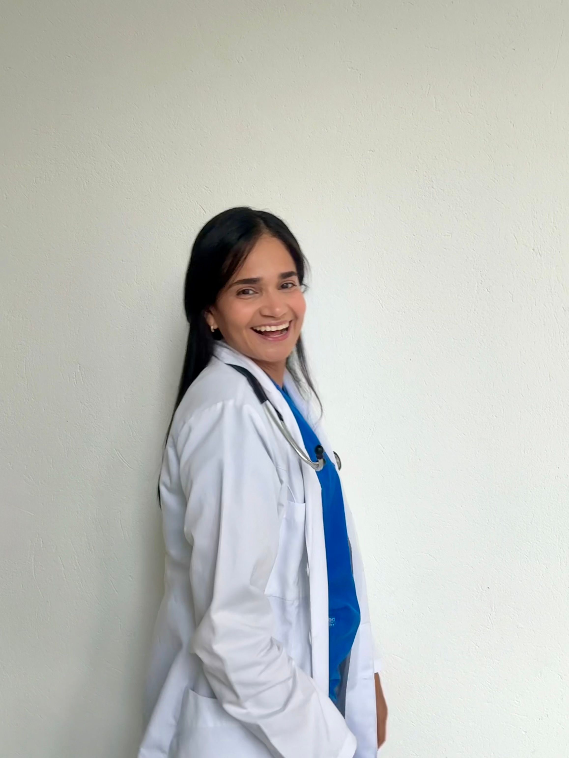 Dra. Rochy en bata blanca, retrato profesional